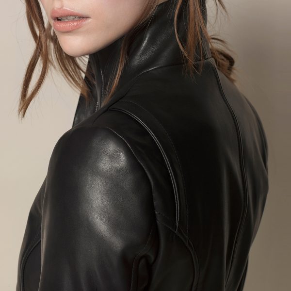 Model mit klassische schwarze Lederjacke
