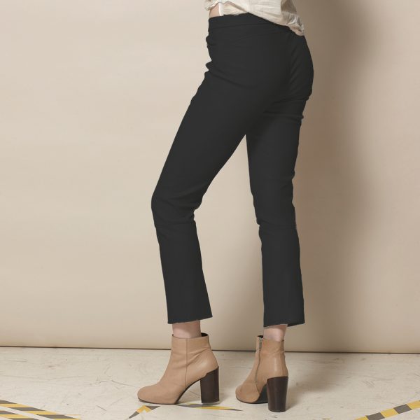 Shortened stretch leather pants in black