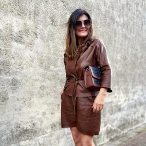 Leather jacket cognac in a complete outfit