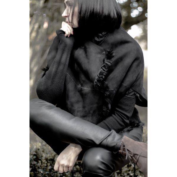 Cocoon Lammfellcape Black – Bild 3