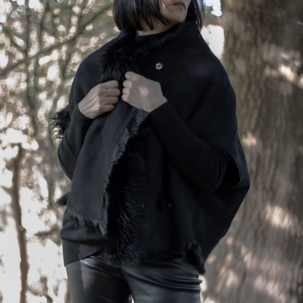 Cocoon Lammfellcape Black – Bild 2