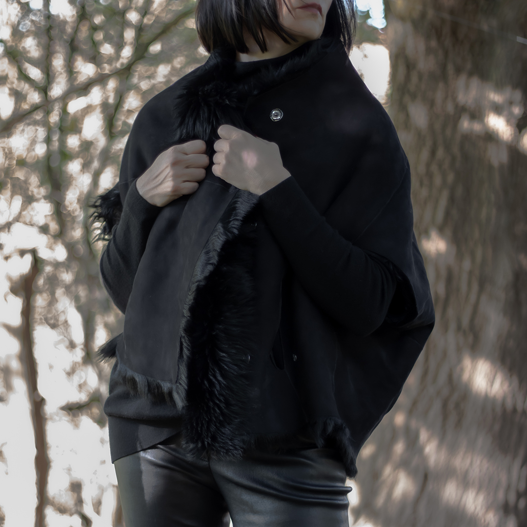 Cocoon Lammfellcape Black – Bild 2