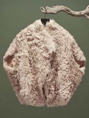 Cocoon Lammfellcape Creme