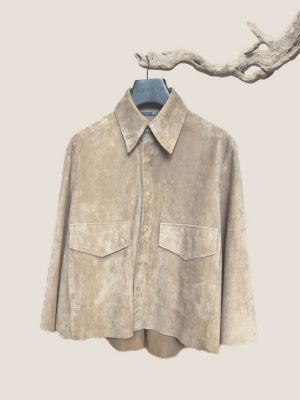 AYASSE Hemdjacke aus Veloursleder in Farbe Mud, minimalistisches Design mit Taschen und Kragen, Frühjahr Sommer 2026 Kollektion.