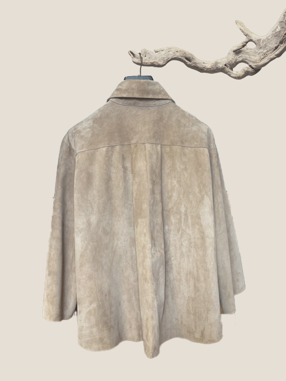 AYASSE Hemdjacke aus Veloursleder in Farbe Mud, minimalistisches Design mit Taschen und Kragen, Frühjahr Sommer 2026 Kollektion.