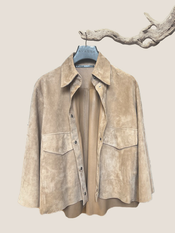 AYASSE Hemdjacke aus Veloursleder in Farbe Mud, minimalistisches Design mit Taschen und Kragen, Frühjahr Sommer 2026 Kollektion.