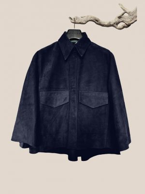 AYASSE Hemdjacke aus Veloursleder in Farbe Dunkelblau, minimalistisches Design mit Taschen und Kragen, Frühjahr Sommer 2026 Kollektion.