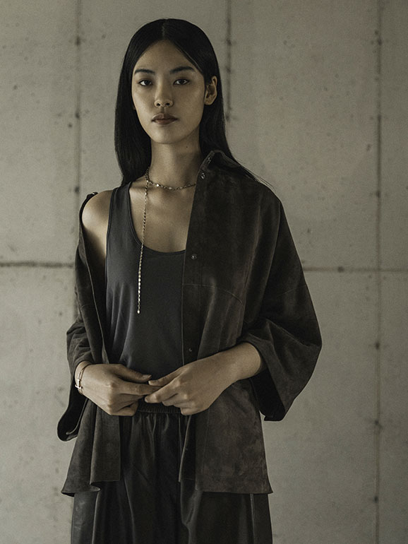 AYASSE Hemdjacke Bobby aus anthrazitfarbenem Veloursleder, minimalistisches Design mit 7/8‑Ärmeln und klassischem Hemdkragen, Frühjahr Sommer 2026 Kollektion.